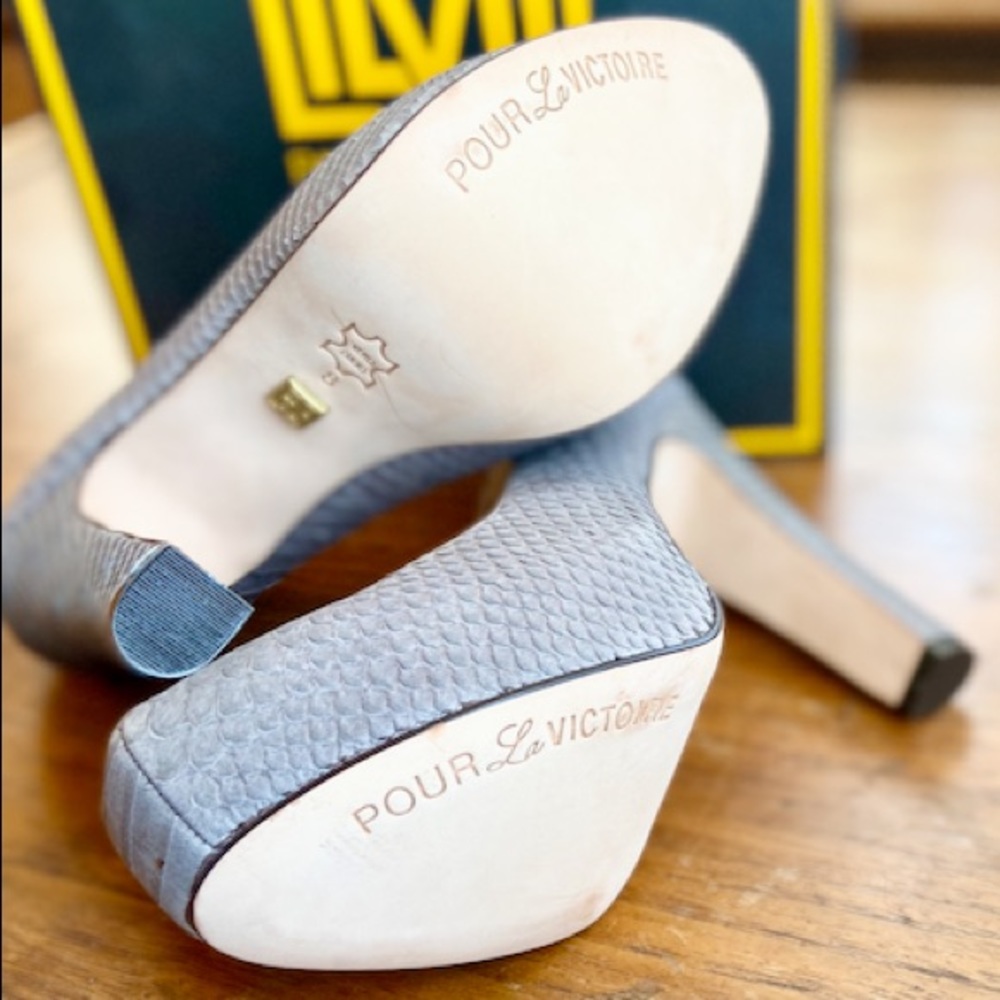 NIB | Pour La Victoire New Grey Snakeskin 🐍 Pumps - Picture 4 of 5